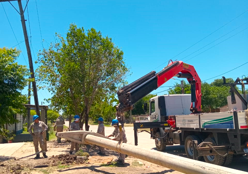 Trabajos para mejorar la red eléctrica en la zona rural de Colonia Elisa